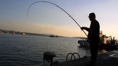 Un pescador recreativo practicando su afici�n desde un muelle gallego, en una imagen de archivo