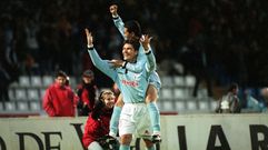Gudelj, celebrando un gol junto con Revivo en marzo de 1999.