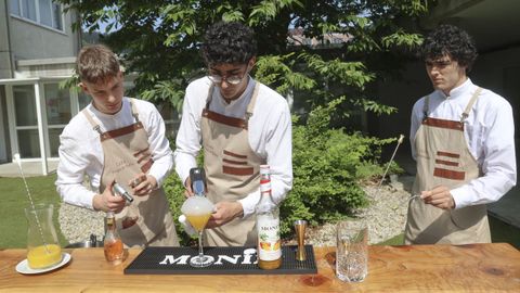 Alumnos de la rama de servicios de restauración preparando un cóctel, este martes en el CIFP Fraga do Eume