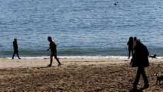 Los primeros ba�istas, en la playa