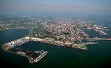 En la fotograf�a, en primer t�rmino, vista del espacio que ocupa el muelle carbonero interior.