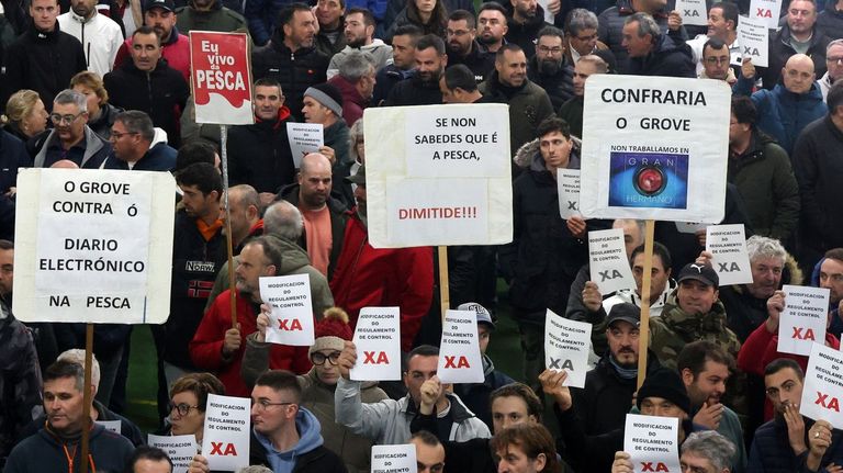 �Se non sabedes que � a pesca, dimitide�, rezaba uno de los carteles en la concentraci�n de cientos de pescadores del 12 de enero, en Cambados, que encabez� la rebeli�n contra los nuevos controles.