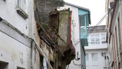 Bomberos y t�cnicos revisan el estado de la zona donde cayeron las casas en Betanzos