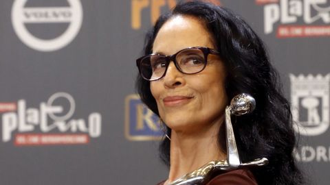 La actriz brasilea Sonia Braga tras recibir el premio Platino a la Mejor Interpretacin Femenina por la pelcula Acuarius