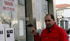 Juan Jos� Pita se�ala la ubicaci�n del tel�fono que fue arrancado el pasado 30 de diciembre.