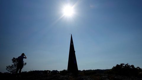 Observaci�n del eclipse en Santa Mari�a de Lagostelle (Guitiriz), organizada por el Concello