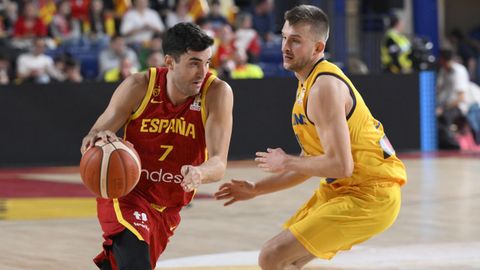El base de la selecci�n espa�ola de baloncesto Jaime Fern�ndez (i), durante el encuentro correspondiente a la segunda ventana de clasificaci�n para el Mundial de Qatar 2027 disputado este lunes en el Palacio de los Deportes de Oviedo.