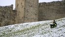 Varias personas disfrutan de la nieve ca�da este jueves en Morella, en el que los bomberos del consorcio provincial de Castell�n han solicitado al Centro de Coordinaci�n de Emergencias de la Generalitat la activaci�n de la Situaci�n 0 del Procedimiento frente al Riesgo de Nevadas en las comarcas de Els Ports y Alt Maestrat.