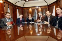 El gerente del museo -a la izquierda- y el alcalde de Monforte -tercero por la derecha- en un acto de presentaci�n del tren tur�stico, que ahora no puede funcionar debido a la escasez de fondos. 