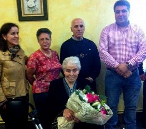 Las centenarias Aurora Garc�a (izquierda) y Florinda Novoa recibieron las felicitaciones de sus Concellos