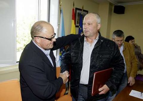 Lamela saluda al nuevo alcalde, el socialista Eduardo Maseda.