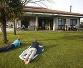 <span lang= es-es >Peregrinos</span>. Unas 1.500 personas pasaron durante la Semana Santa por el albergue de peregrinos de Pontevedra (en la imagen). Buena parte de ellos recabaron informaci�n tur�stica de la ciudad en la caseta municipal instalada junto a la estaci�n de tren, que atendi� en los �ltimos d�as a 761 visitantes. 