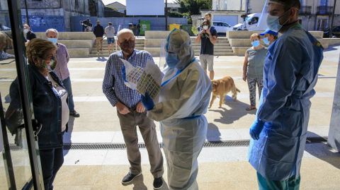 El personal sanitario iba llamando a los citados desde la puerta del Ayuntamiento