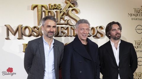 El director Martin Bourboulon, Vincent Cassel y el productor Dimitri Rassam, en la presentaci�n en Madrid.