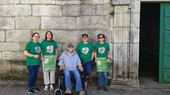 Las cuatro impulsoras del evento de Melide, con un afectado por la enfermedad