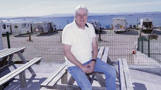Luis P�rez Paz en su aparcamiento para autocaravanas junto a la playa da Corna, en Palmeira. 