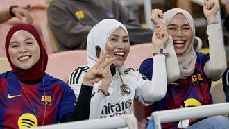 Seguidoras del Real Madrid y del Barcelona animan a su equipo antes de la final de la Supercopa de Espa&ntilde;a en el estadio Ciudad Deportiva del Rey Abdal&aacute; de Yeda (Arabia Saud&iacute;).