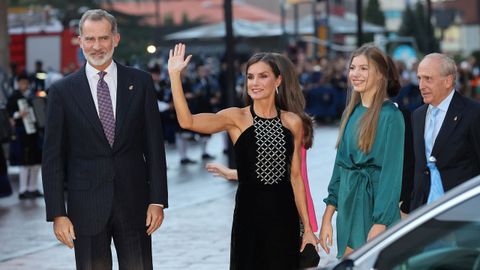 El rey Felipe VI y la reina Leticia a su llegada a Oviedo para presidir el tradicional concierto de los Premios Princesa de Asturias