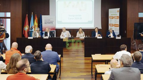 Rafael Louzn abre el Mster de Gestin Empresarial del Deporte en el Campus de Ourense.El presidente de la Federacin Espaola de ftbol fue recibido por representantes de las instituciones y de la propia Universidade de Vigo