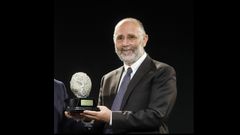 Fernando Reinares, catedr�tico de Ciencia Pol�tica y Estudios de Seguridad, recogiendo un premio de la Asociaci�n 11M de Afectados