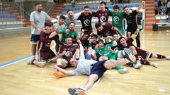 Los jugadores celebraron el ascenso nada m�s acabar el partido