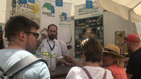 Las degustaciones del bar de la asociaci�n el Cencerru atrajeron a numerosos clientes