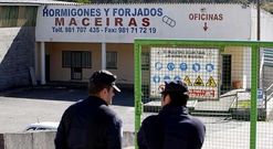 Dos agentes de la Polic�a Nacional delante de una de las naves de Maceiras durante su intervenci�n.