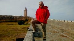 Alfonso Gonz�lez L�pez frente a la Torre de H�rcules, A Coru�a.