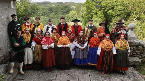 Mostra de traxes tradicionais elaborados pola asociación Espadelas en San Paio de Narla, Friol