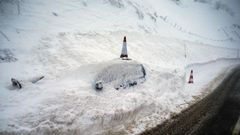 un veh�culo permanecen cubierto de nieve, hoy en el pueblo de Pajares (N-630), en una jornada en la que la nieve, el hielo, los argayos y ca�das de �rboles contin�an dificultando las comunicaciones por carretera y tren en Asturias, donde cientos de escolares se quedaron de nuevo sin clase y 2.500 hogares, principalmente del suroccidente, segu�an sin suministro el�ctrico a primera hora de la noche.