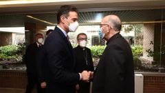 El presidente del Gobierno, Pedro S�nchez, y el presidente de la Conferencia Episcopal Espa�ola, Juan Jos� Omella, tras la reuni�n celebrada este lunes
