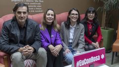 Rosa Crujeiras, segunda por la derecha, present� al equipo que la acompa�a como candidata a rectora de la USC