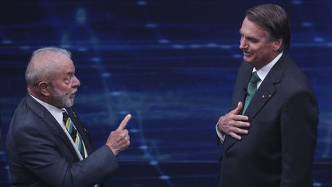  Jair Bolsonaro y el exgobernante Luiz Incio Lula da Silva jugaron sucio en un dursimo debate celebrado este domingo, a dos semanas de la segunda vuelta de las elecciones de Brasil.