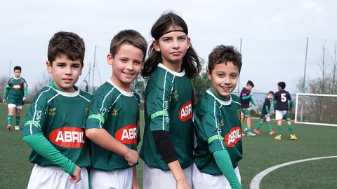 Los jugadores del Coruxo FC con los brazaletes de la AECC
