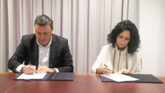 Valent�n Gonz�lez Formoso y Margot Lamela, durante la firma del convenio de colaboraci�n