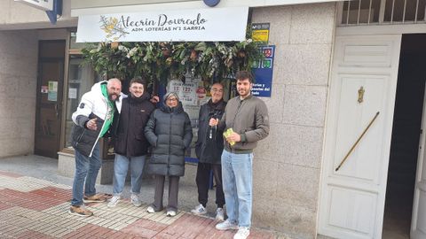 Propietarios y clientes de la administraci�n Alecr�n Dourado de Sarria, que vendi� por m�quina un d�cimo del tercer premio