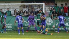 El segundo derbi de la temporada, en Espiñedo, resultó emocionante y repartió los puntos