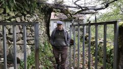 C�ndido, en la aldea de A Bouza, a la que va todos los d�as desde la casa de su hermano, donde duerme.