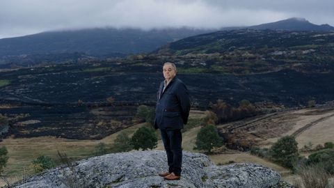 Francisco Rodríguez, alcalde de Chandrexa de Queixa, posa frente a una zona calcinada en su municipio
