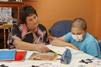 Nieves ayuda a su hijo Hadri�n con los deberes. 