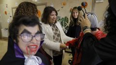 Usuarios y representantes institucionales, este viernes en el Centro de Atencin a Persoas con Discapacidade de As Xubias, en A Corua