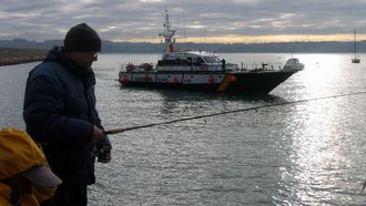 Una patrullera de la Guardia Civil navega frente a pescadores recreativos (imagen de archivo).