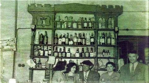 Estantera del bar Soto, en el cruce de la calle Ourense con avenida de Galicia