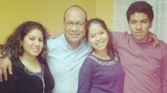 Mart�n Quino, tripulante del Villa de Pitanxo, con sus tres hijos, Adriana, Luc�a y Enrique. 