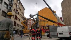 Derrumbe de parte de una fachada de edificios en El Llano