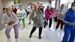 Asistentes al programa navide�o de la residencia de tiempo libre de Panx�n (Nigr�n), �Xuntos polo Nadal�, participando en un taller de baile