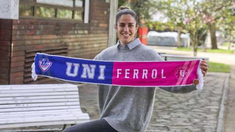 Irene Gar&iacute; posando con la bufanda del Baxi Ferrol en el Cant&oacute;n. 