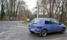 El desbordamiento del r�o arras� un lateral de esta carretera de Rois, que sigue cerrada. 