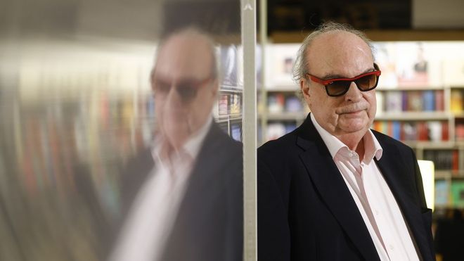 Escritor en fuga, en disoluci�n. Enrique Vila-Matas, retratado este martes en la librer�a barcelonesa +Bernat, tras conocerse la concesi�n del premio nacional, ha armado parte de su obra en torno al tema del autor en crisis personal o creativa, que se planta, deja de escribir, decide huir o ans�a la disoluci�n. 