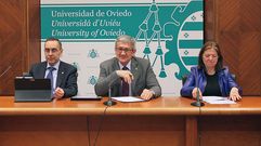 El rector, Santiago Garc�a Granda, con las vicerretora de estudiantes, Elisa Miguelez, y el de Ordenaci�n Acad�mica, Juan Jos� del Coz D�az.El rector, Santiago Garc�a Granda, con las vicerretora de estudiantes, Elisa Miguelez, y el de Ordenaci�n Acad�mica, Juan Jos� del Coz D�az